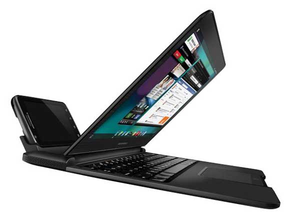 Atrix, un laptop en el cual todo el trabajo lo hace un smartphone Atrix conectado a un puerto en la parte trasera del aparato