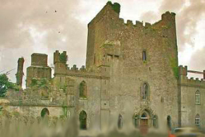  (En el Castillo de Leap, en Irlanda, se rumora aparecen fantasmas de personas fallecidas en el siglo XV y XVI)