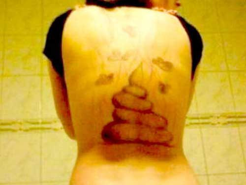 Por infidelidad le tatuó un pupú en la espalda a su novia porque lo engañaba 78