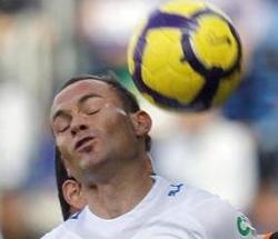 Rematar de cabeza más de 1.000 veces al año afecta al cerebro de los futbolistas 5