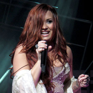 A Demi Lovato se le escapó un seno en pleno concierto...upsssss 44
