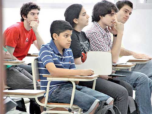 Niño con 13 años, termina su primer año universitario con 15 materias aprobadas 7