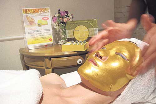 Mascarillas faciales de oro: La última extravagancia de los ricos y famosos 40