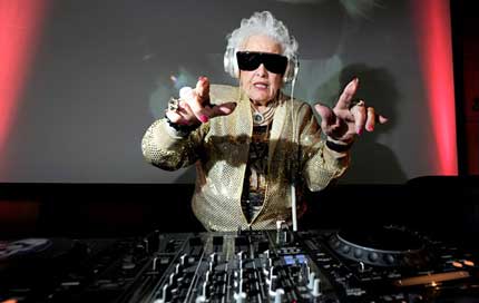 DJ Mamy Rock de Bristol, la abuela DJ, pone a bailar Alemania 1
