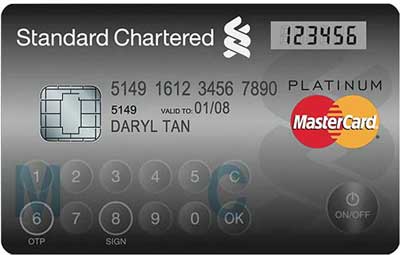 MasterdCard presenta una tarjeta de crédito con teclado y pantalla LCD y Visa una con oro y diamantes 6