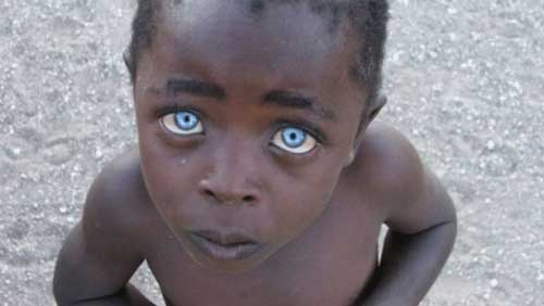 bebe africano con ojos azules