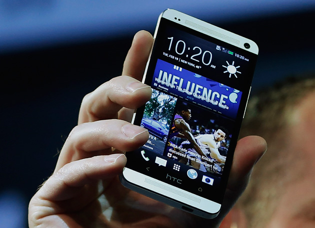 HTC enfrenta a Samsung con un teléfono renovado 8