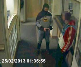 Un hombre vestido de Batman entregó a un delincuente en una comisaría inglesa (+video) 11