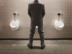 Hombres serán multados en China si utilizan mal los urinarios 32