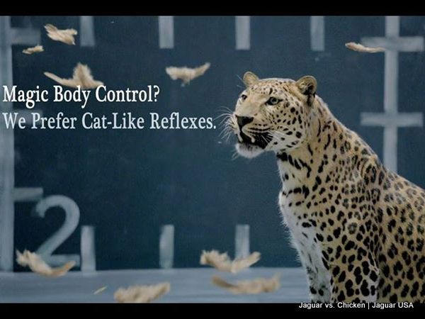 Batalla publicitaria donde jaguar se burla de la gallina de Mercedes-benz