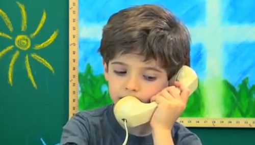 Reacciones de niños cuando se les pide que usen un teléfono de los ’80