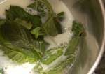 hojas-de-menta-leche