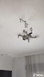 Mira cómo un dron acopla una bombilla como si fuera una escena de interestelar. 2